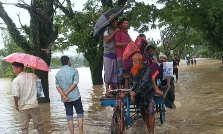 টানা বৃষ্টিতে সড়ক তলিয়ে সাজেকে আটকা ৬০০ পর্যটক