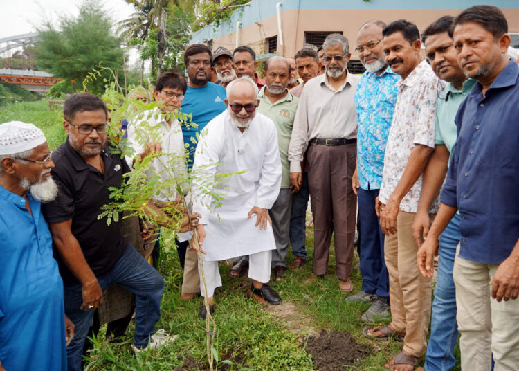 সোনাডাঙ্গাস্থ ময়ূর নদীতে ঝুঁকিপূর্ণ কাঠের ব্রীজ পরিদর্শন করেন কেসিসি প্রশাসক