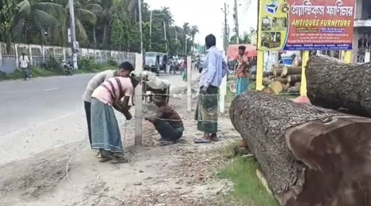 সাতক্ষীরায় সড়ক ও জনপথের জমি দখল করে কাঁটাতারের বেড়া দেওয়ার অভিযোগ