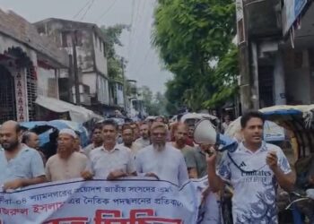 এমপি গাজী নজরুলের শাস্তি ও পদত্যাগের দাবিতে দ্বিতীয় দিনেও উত্তাল সাতক্ষীরা