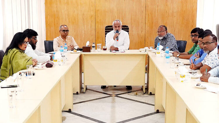 নগর ভবনে কেসিসি’র জরুরি সভায় সভাপতিত্ব করেন কেসিসি’র প্রশাসক