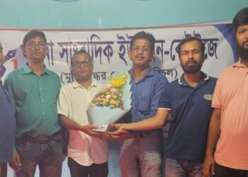কেইউজে নেতৃবৃন্দকে সাধারণ বীমার কমর্চারী ইউনিয়নের ফুলেল শুভেচ্ছা