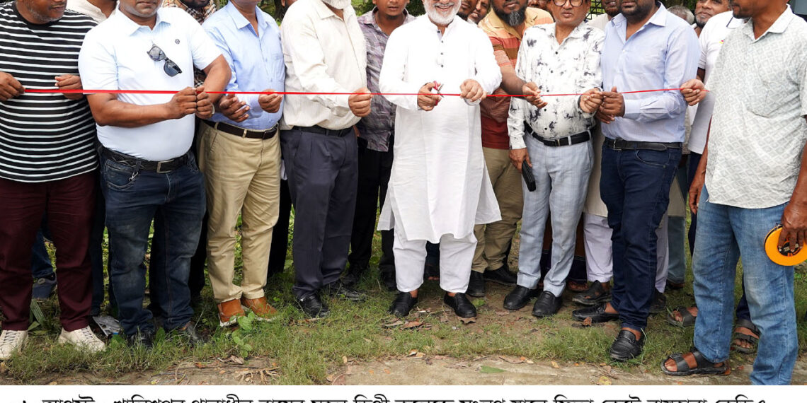জলাবদ্ধতা নিরসনে খুদে খালের সঙ্গে সংযুক্ত ড্রেন নির্মাণ প্রকল্পের উদ্বোধন করেন কেসিসি প্রশাসক