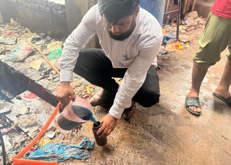 নারায়ণগঞ্জে নদীদূষণকারী শিল্পপ্রতিষ্ঠানে এবং ঢাকায় বুড়িগঙ্গা থেকে পরিবেশ অধিদপ্তরের নমুনা সংগ্রহ