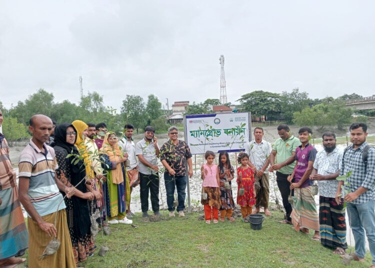 উপকূলে ম্যানগ্রোভ পুনরুদ্ধারে মোংলায় বাদাবন সংঘের বৃক্ষরোপণ কর্মসূচি